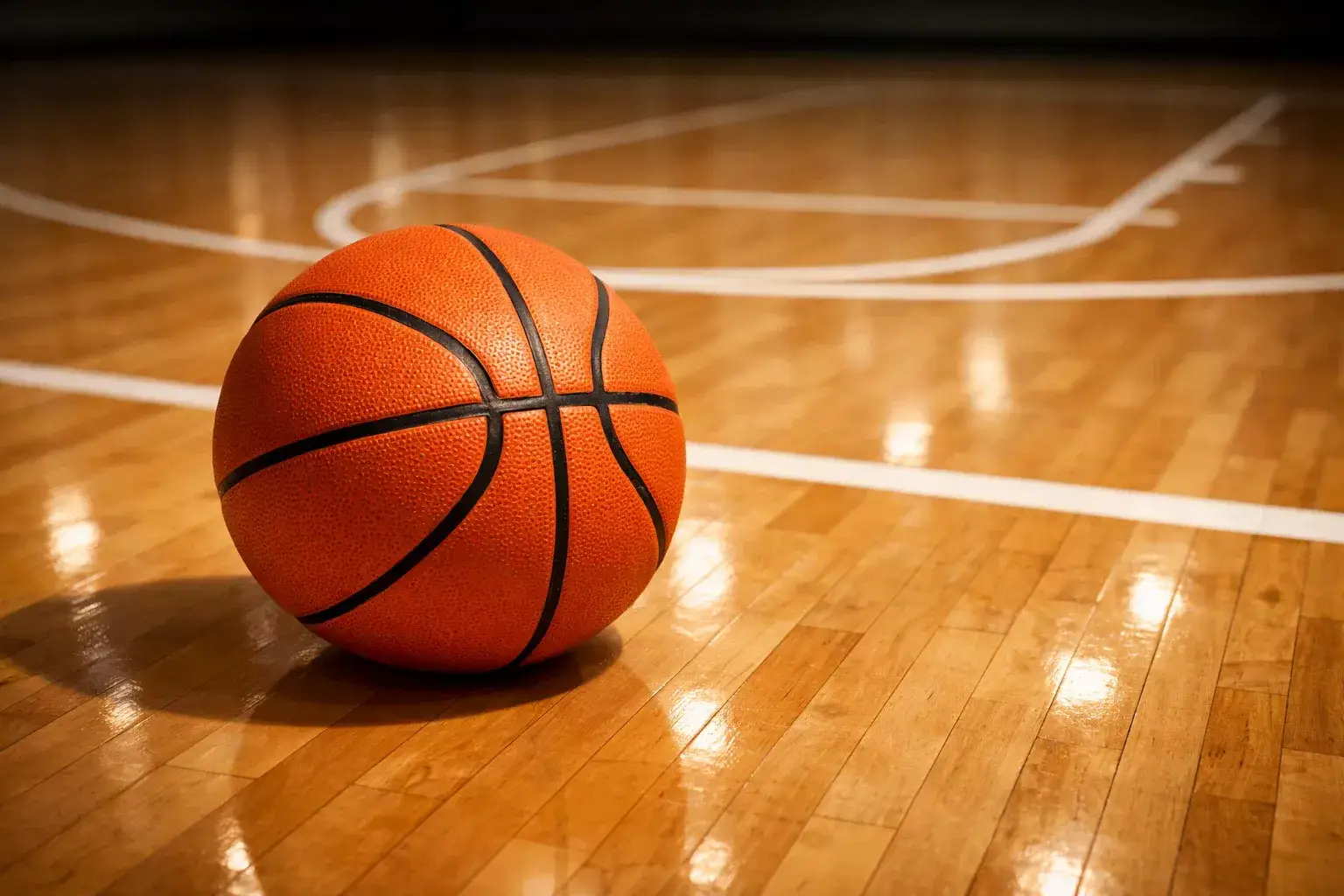 Nahaufnahme eines Basketballs auf dem Spielfeld mit Linien und Markierungen