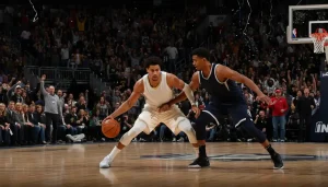 Intensive NBA-Playoff-Spielszene mit Spielern im Zweikampf vor ausverkaufter Arena